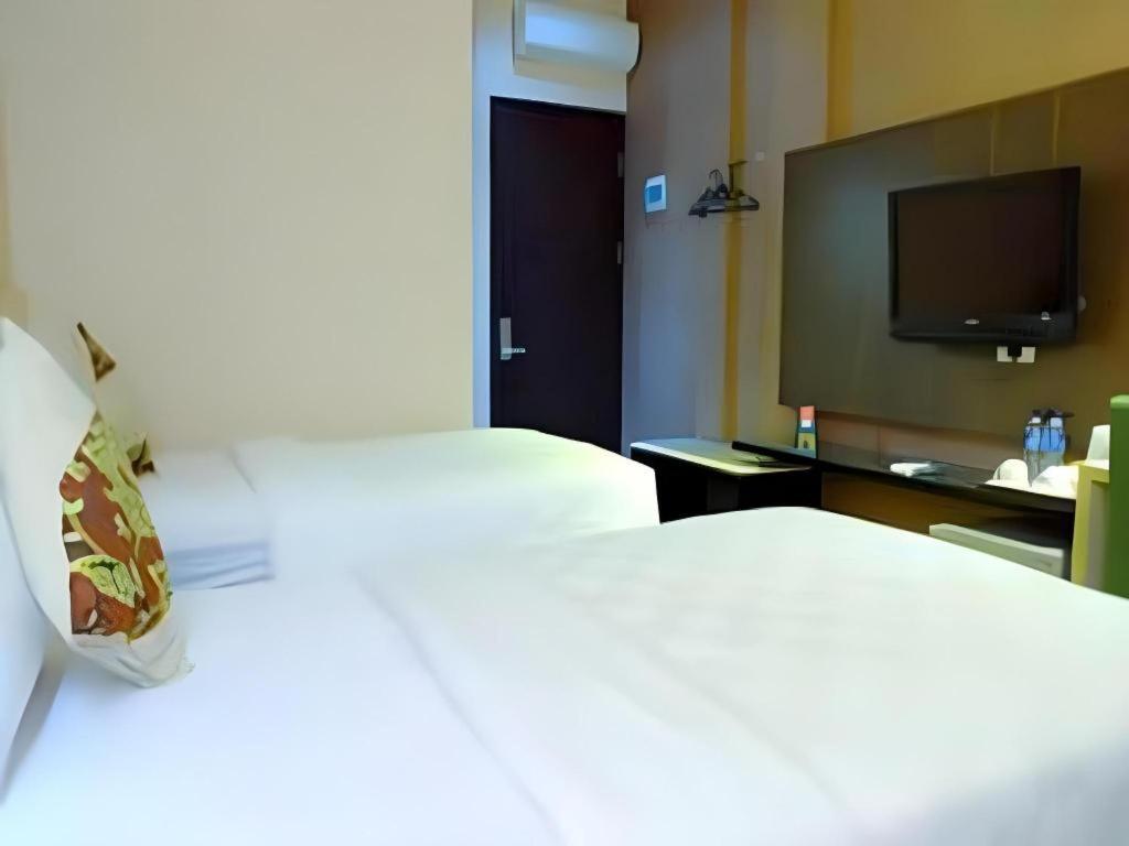 Lotus Hotel Subang Bagian luar foto
