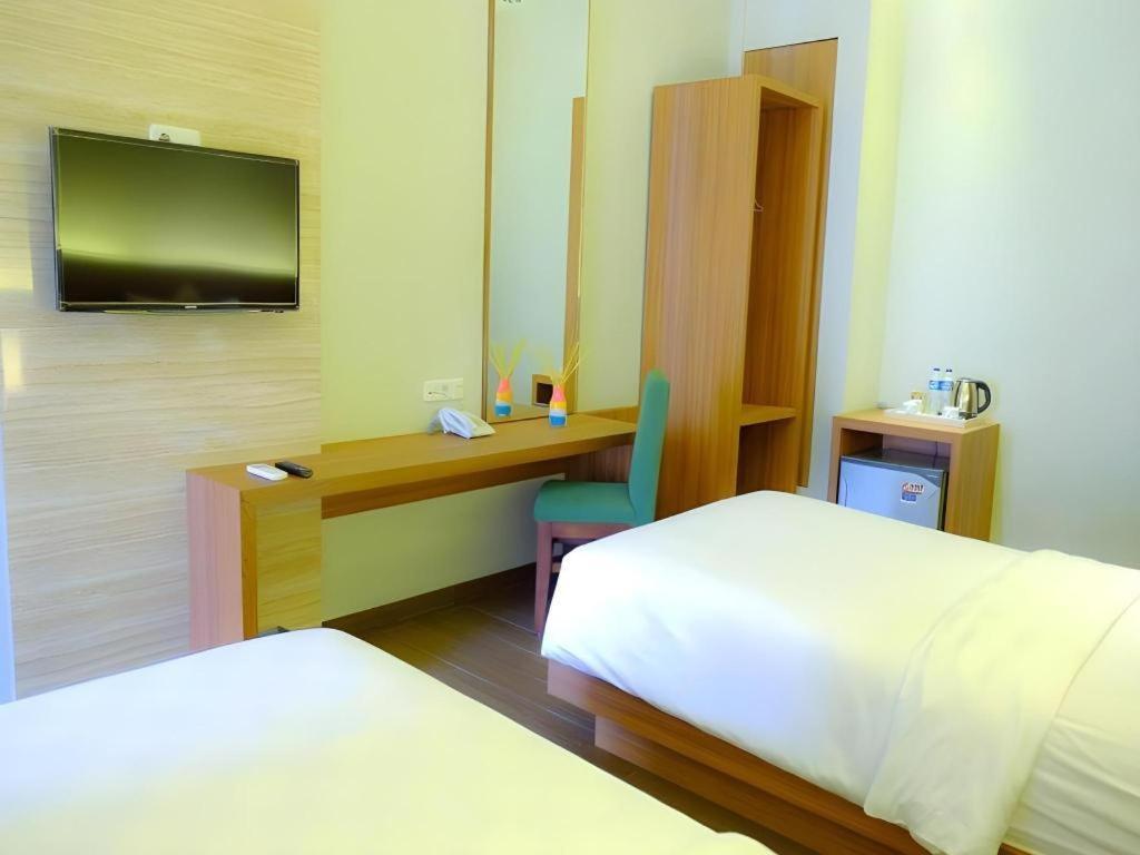 Lotus Hotel Subang Bagian luar foto