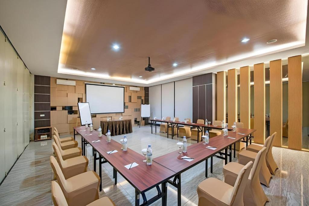 Lotus Hotel Subang Bagian luar foto