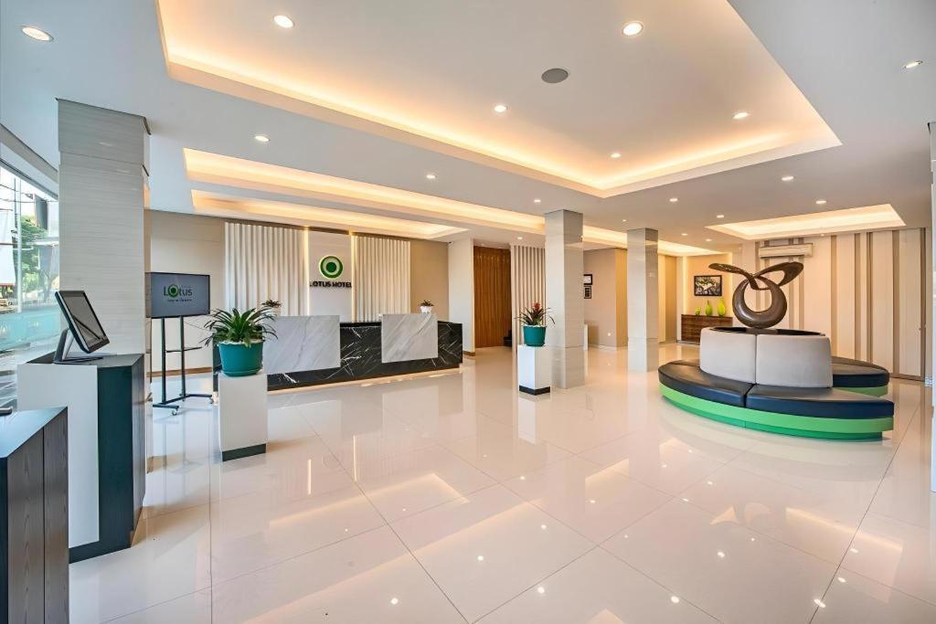 Lotus Hotel Subang Bagian luar foto