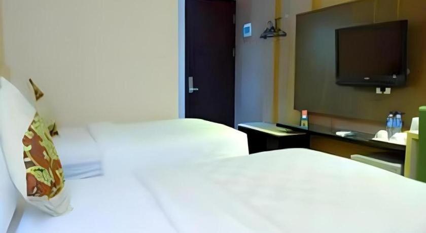 Lotus Hotel Subang Bagian luar foto