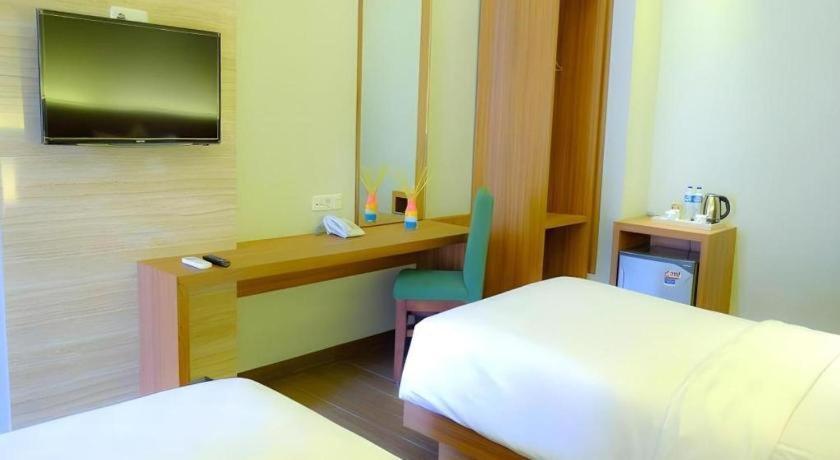 Lotus Hotel Subang Bagian luar foto