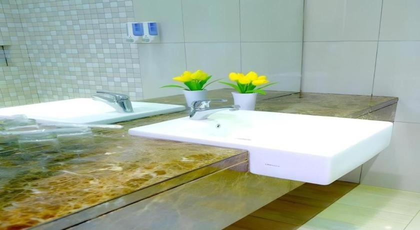 Lotus Hotel Subang Bagian luar foto