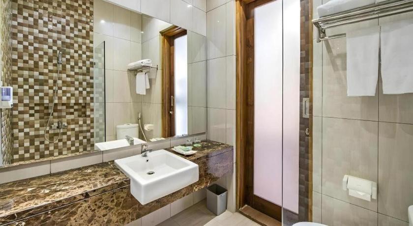 Lotus Hotel Subang Bagian luar foto
