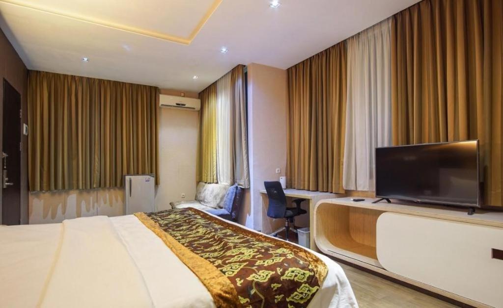 Lotus Hotel Subang Bagian luar foto